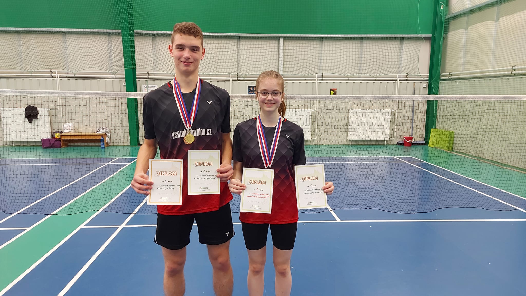 Fotka s medailemi ze smíšené čtyřhry